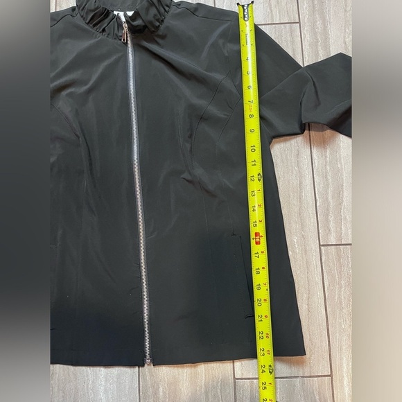 Weekend by Chicos Jacket Women Size 2 Black Zip Ruched Collar Cuffs Lightweight - Picture 4 of 5